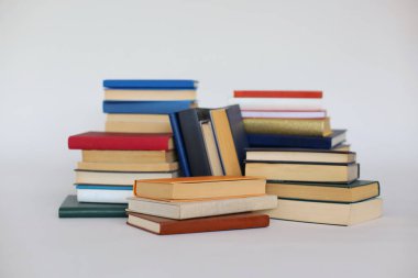 Beyaz arkaplan üzerine kitap yığını