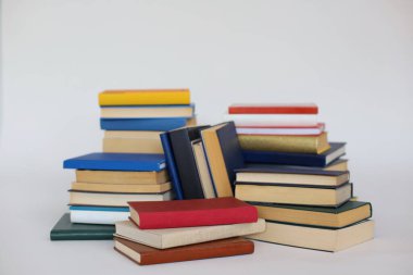 Beyaz arkaplan üzerine kitap yığını