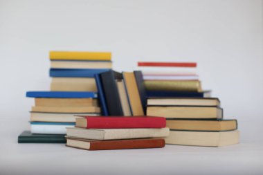 Beyaz arkaplan üzerine kitap yığını