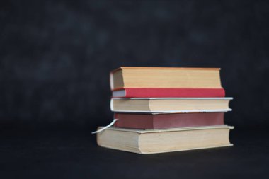 Siyah arkaplan üzerine kitap yığını