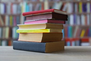 renkli kitap yığını 
