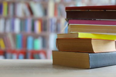 renkli kitap yığını 