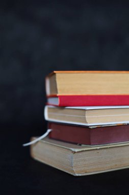 renkli kitap yığını 