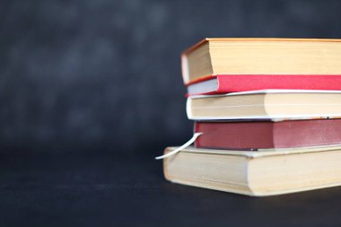 renkli kitap yığını 