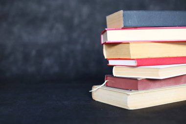 renkli kitap yığını 