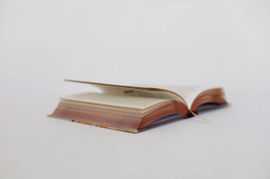 Beyaz arkaplan üzerine eski kitabı aç