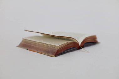 Beyaz arkaplan üzerine kitap aç