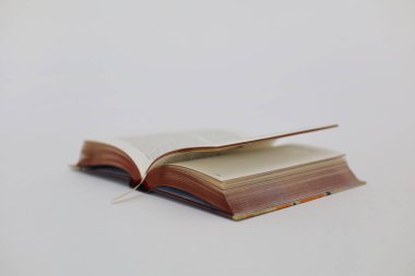 Beyaz arkaplan üzerine eski kitap