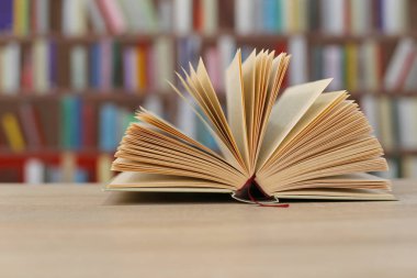 Masanın üzerinde açık bir kitap