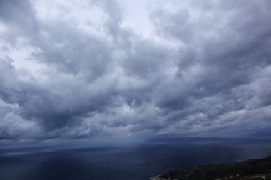 Denizin üzerinde fırtına bulutları