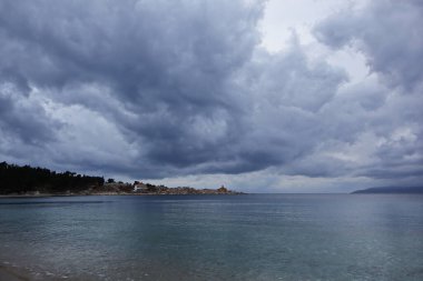 Akşamları fırtınalı deniz