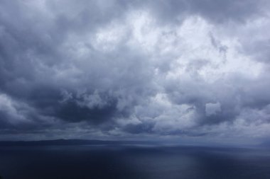 Denizin üzerinde fırtına bulutları