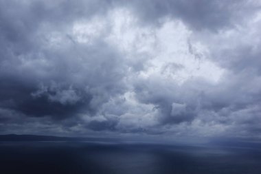 Bulutlu karanlık gökyüzü