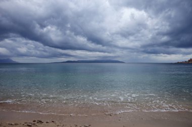 Denizin üzerinde fırtına bulutları