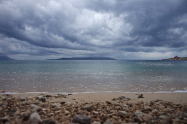 Deniz dalgalı güzel bir sahil