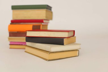 Beyaz arkaplan önünde kitap yığını