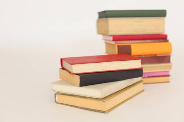 Beyaz arkaplan üzerine kitap yığını