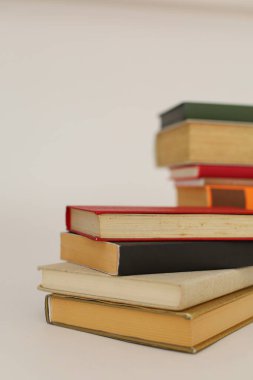 Beyaz arkaplan üzerine kitap yığını