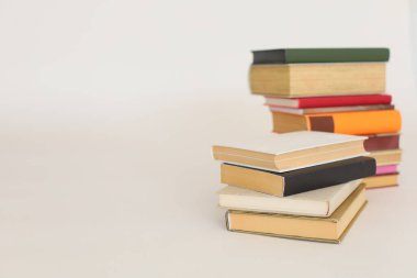 Beyaz arkaplan üzerine kitap yığını