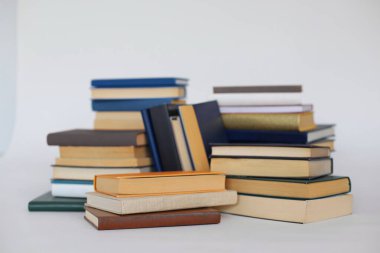 Masada yığınla kitap var.