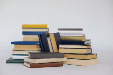 Beyaz arkaplan üzerine birçok kitap