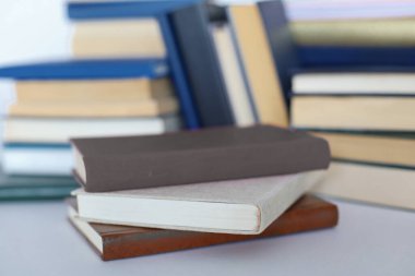 Masada yığınla kitap var.