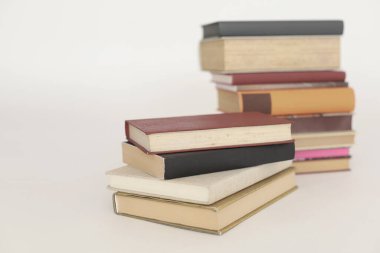 Beyaz üzerine izole kitap yığını
