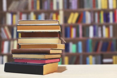 Kütüphanedeki rafta yığınla kitap var. eğitim geçmişi