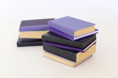 Beyaz arkaplan üzerine kitap yığını