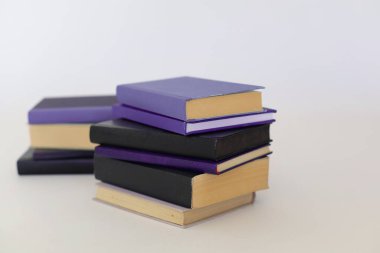 Beyaz arkaplanda izole kitap yığını