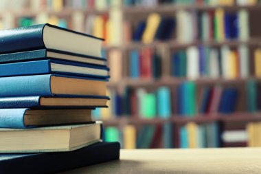 Pek çok kitap kütüphane tablo