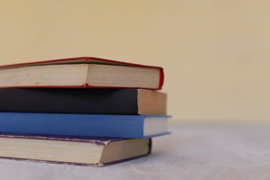 bir tablo üzerinde kitap yığını.