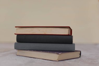 Tahta masanın üzerinde bir yığın eski kitap. eğitim kavramı.