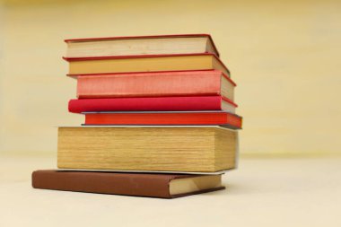 yığın kitap ahşap zemin üzerinde