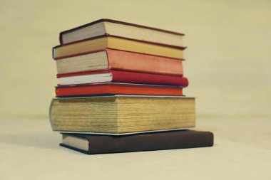 Ahşap bir masada yığınla kitap. yüksek kaliteli fotoğraf