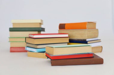 Bir kitap bir tabloda yığını