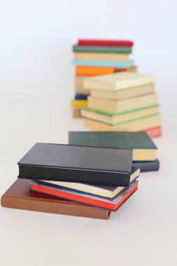 Birbirinin üstünde duran bir yığın kitap.