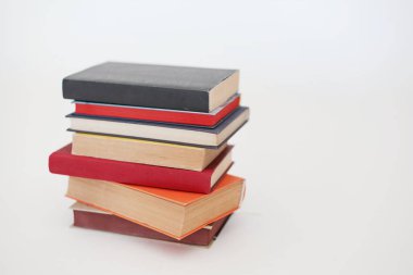 Beyaz üzerine kitap yığını