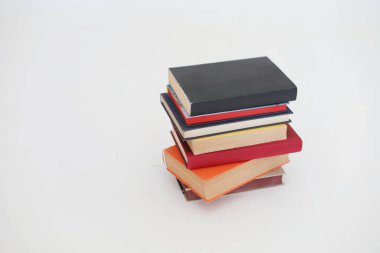 Beyaz üzerine kitap yığını