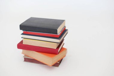 Beyaz üzerine kitap yığını