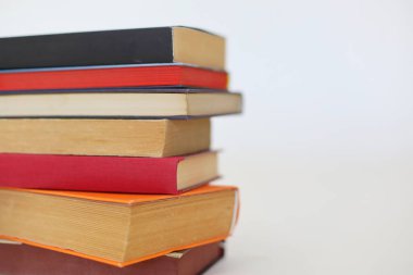 Beyaz üzerine kitap yığını