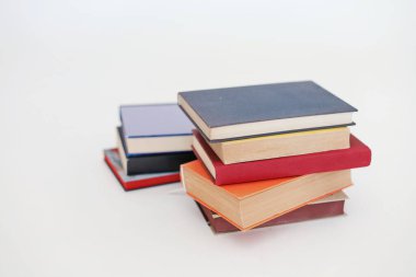 Beyaz üzerine kitap yığını