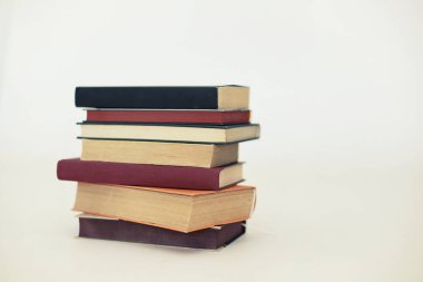 Beyaz bir yüzey üzerinde bir yığın kitap