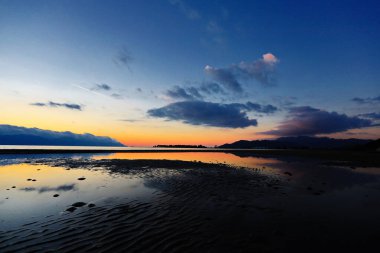 Kütüphanedeki bir masada tarih kitapları ve ansiklopediler koleksiyonu.