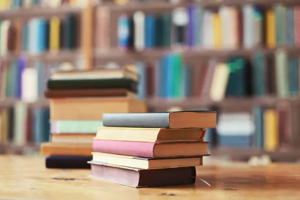 Kütüphanedeki bir masada tarih kitapları ve ansiklopediler koleksiyonu.