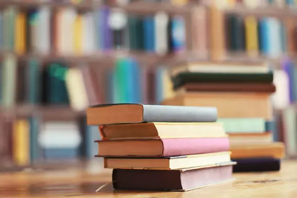 Kütüphanedeki bir masada tarih kitapları ve ansiklopediler koleksiyonu.