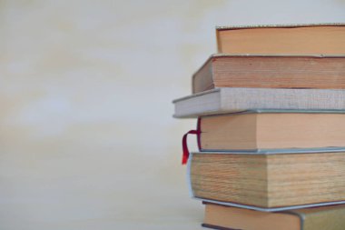 Kırmızı kurdele ile kitapların bir yığınına