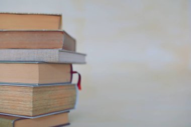 Kırmızı kurdele ile kitapların bir yığınına