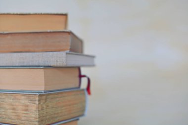 Kırmızı kurdele ile kitapların bir yığınına