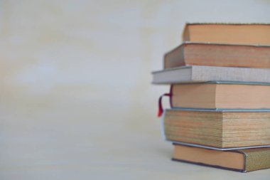 Kırmızı kurdele ile kitapların bir yığınına